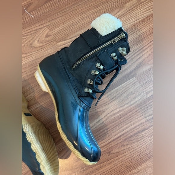 Sperry Top-Sider Black Boots with Cream Fur Lining - Picture 6 of 14